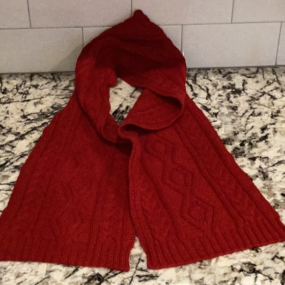 Read sweater scarf, good condition. (Like wearing a sweater) - Picture 5 of 5